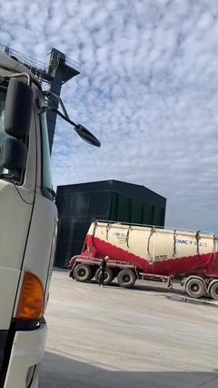 PO425散裝水泥水泥車汽車銷售 高效運輸與市場機遇